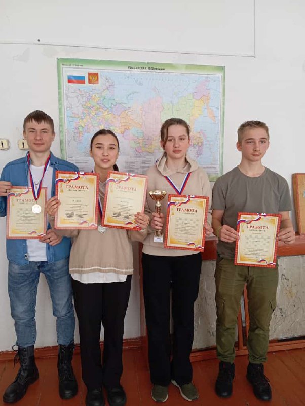 Соревнования по шахматам и шашкам.