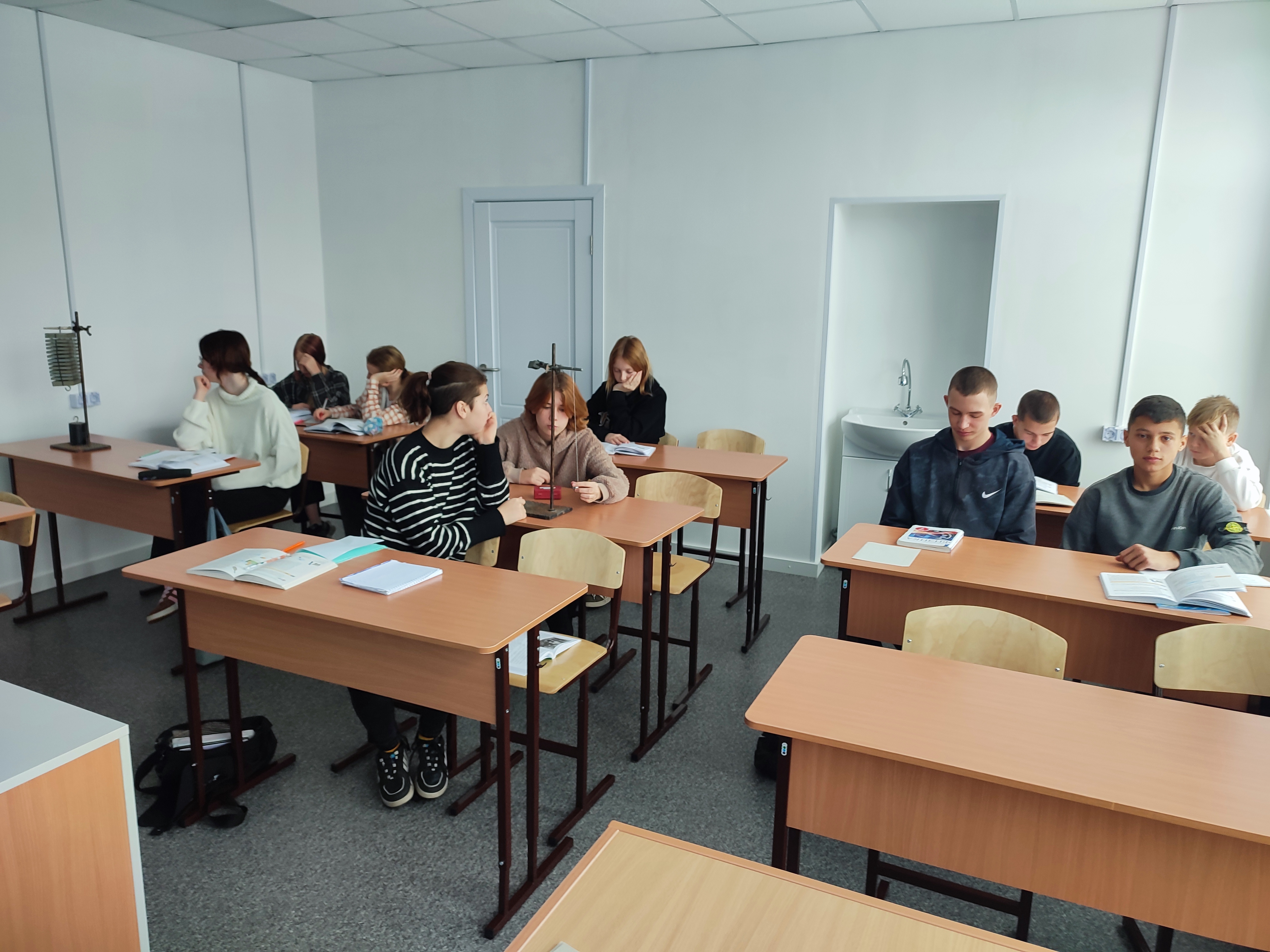 Занятие по физике «Решение экспериментальных задач с использованием приборов» было основано на отработке навыков использования лабораторного оборудования в ходе подготовки к ОГЭ по физике