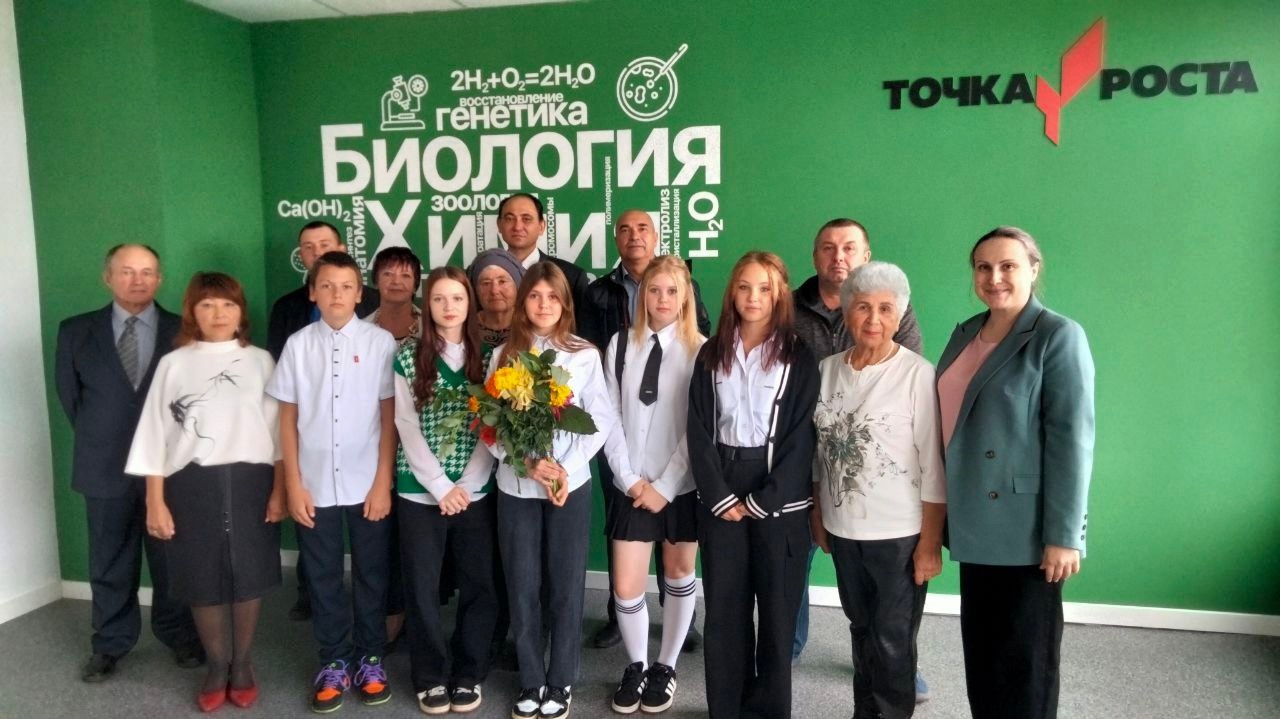 Открытие точки роста было 2.09 , присутствовали : Председатель комитета по образованию Жиргалова Наталья Александровна, родительская общественность, педагоги дополнительного образования, Администрация школы, активисты школы.